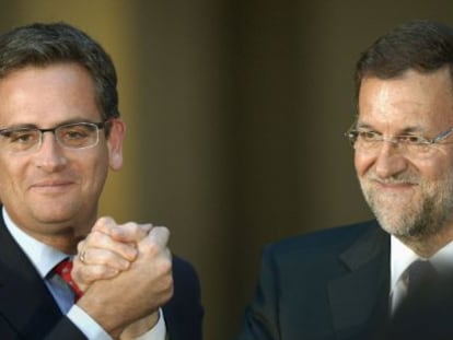 El presidente Mariano Rajoy (a la derecha) saluda al candidato del PP, Antonio Basagoiti, ayer en San Sebasti&aacute;n.