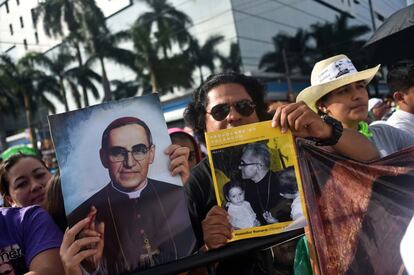 Católicos participan en la ceremonia de beatificación de Óscar Romero en San Salvador este sábado, 23 de mayo de 2015.