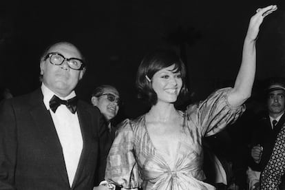 Francesco Rosi y Claudia Cardinale saludan sobre la alfombra roja. 
	 