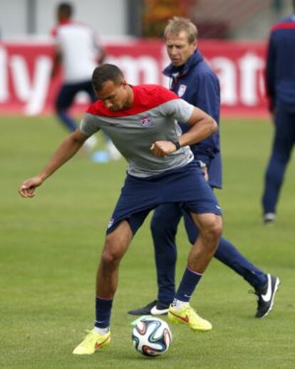 Klinsmann observa a John Brooks durante un entrenamiento