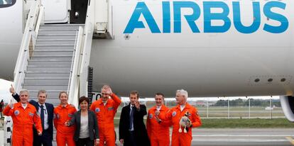 Pilotos de Airbus celebran con Guillaume Faury, presidente de la divisi&oacute;n de aviaci&oacute;n comercial, el vuelo de un Airbus A330-800 