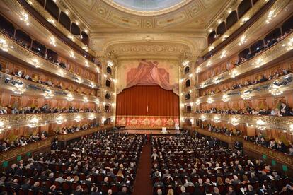 Aspecto del Teatro Colón en Buenos Aires, donde se ha celebrado la ceremonia inaugural de la Asamblea del Comité Olímpico Internacional en la que se decide que ciudad organizará los Juegos Olímpicos de Madrid 2020.
