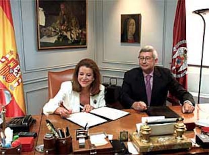 María Luz Barreiros y Rafael Puyol, en el momento de la firma del convenio.