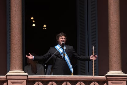 El presidente Javier Milei se dirige a sus seguidores desde el balcón de la Casa Rosada.