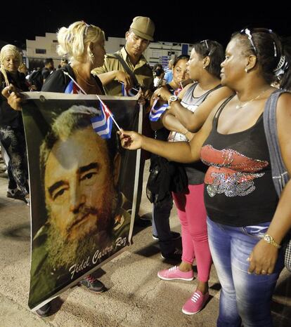 Cubanos despiden a Fidel Castro en una ceremonia en la Plaza de la Revolución Antonio Maceo de Santiago de Cuba (Cuba).