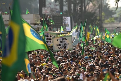 07 September 2021, Brazil, Sao Paulo: Supporters of President Bolsonaro take part in a rally in support of his government on Independence Day. Tens of thousands of people demonstrated in Brazil on Independence Day, brandishing anti-democratic slogans in a show of support for President Jair Bolsonaro. Photo: Andre Borges/dpa
07/09/2021 ONLY FOR USE IN SPAIN