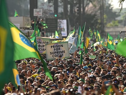 07 September 2021, Brazil, Sao Paulo: Supporters of President Bolsonaro take part in a rally in support of his government on Independence Day. Tens of thousands of people demonstrated in Brazil on Independence Day, brandishing anti-democratic slogans in a show of support for President Jair Bolsonaro. Photo: Andre Borges/dpa
07/09/2021 ONLY FOR USE IN SPAIN