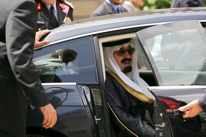 En la imagen, el rey de Arabia Saudí a su salida del Palacio del Eliseo tras una reunión con el presidente francés, en París (Francia), 27 de junio de 2007.