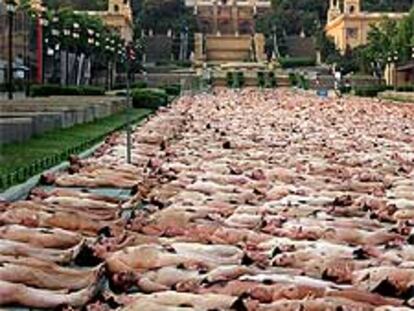 Los nudistas, ante el Palau Nacional, preparados para una de las instatáneas de Tunick.