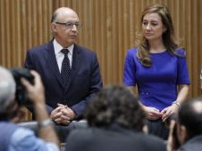 El ministro de Hacienda y Administraciones p&uacute;blicas, Crist&oacute;bal Montoro, junto con la Secretaria de Estado de Presupuestos, Marta Curr&aacute;s.