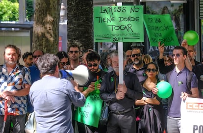 Manifestación de los trabajadores de la Orquesta Sinfónica de Sevilla en la Plaza Nueva este jueves.