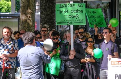 Manifestación de los trabajadores de la Orquesta Sinfónica de Sevilla en la Plaza Nueva este jueves.