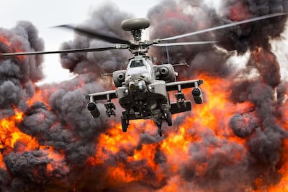 Un helicóptero Apache participa en una demostración durante la exhibición de la Real Fuerza Aérea británica Air Tattoo 2017 en Fairford, en el centro de Inglaterra.