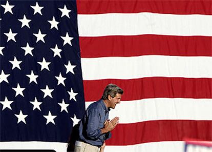Kerry agradece los aplausos de sus simpatizantes durante un mitin celebrado el pasado lunes en Ohio.