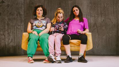 De izquierda a derecha, Carlota Gaviño, Anna Marchessi y Pilar Gómez, en la adaptación de 'Lectura fácil' dirigida por Alberto San Juan.