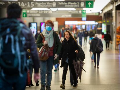 Interior de la estación de Atocha, en Madrid, el primer día sin el uso obligatorio de mascarillas en interiores.