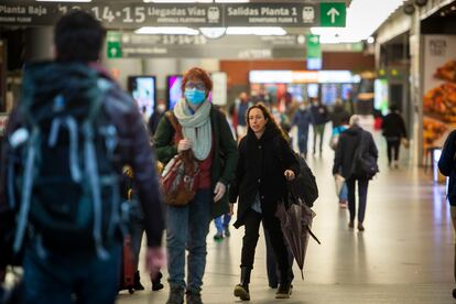 Interior de la estación de Atocha, en Madrid, el primer día sin el uso obligatorio de mascarillas en interiores.