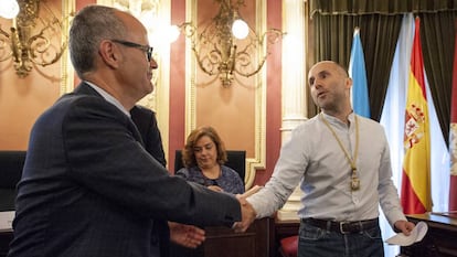 Jácome, a la derecha, saluda al regidor saliente, el popular Jesús Vázquez, en su toma de posesión.