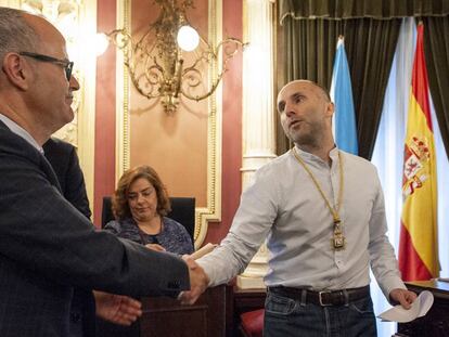 Jácome, a la derecha, saluda al regidor saliente, el popular Jesús Vázquez, en su toma de posesión.