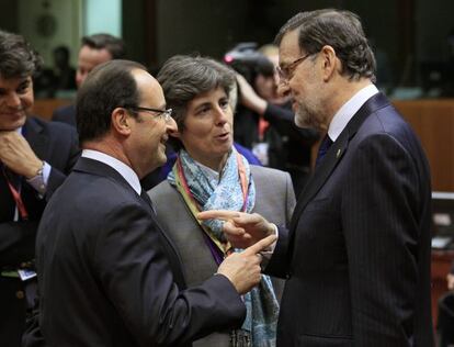 François Hollande charla con Mariano Rajoy en la cumbre en Bruselas.