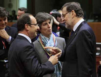 Fran&ccedil;ois Hollande charla con Mariano Rajoy en la cumbre en Bruselas.  