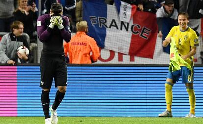 Lloris se lamenta tras el error que propici&oacute; la victoria de Suecia ante Francia en el descuento.