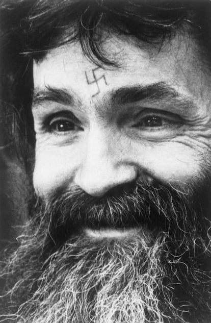 Charles Manson, con un tatuaje en su frente del símbolo nazi de la esvástica, el 4 de febrero de 1986.