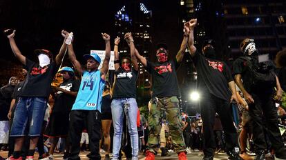 Participantes en la protesta de Charlotte este jueves por la noche.