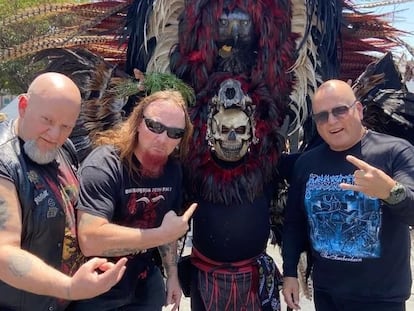 Integrantes de la banda Evil Incarnate posan con un fanático durante su gira en México.