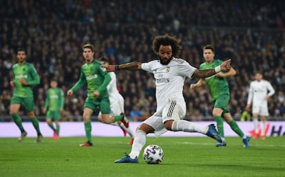 Marcelo marca el primer gol para el Real Madrid. 