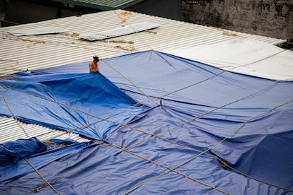 Un trabajador labora durante la reconstrucción del techo que cubre la Casa de las Águilas