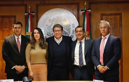 El juez Francisco González, la jueza Blanca Ochoa, el diputado Ricardo Monreal, el diputado Sergio Gutiérrez y el juez Gabriel Regis, durante una reunión en la Cámara de Diputados, el 22 de octubre.