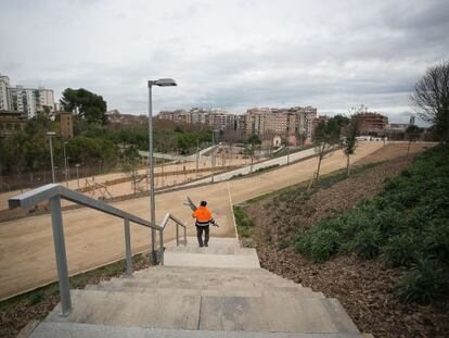 Un operario ultima detalles en el parque de Can Boixeres, en L&rsquo;Hospitalet. 