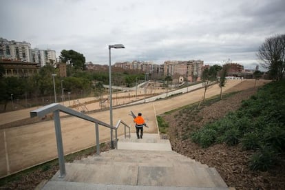 Un operari ultima detalls al parc de Can Boixeres, a l’Hospitalet de Llobregat.