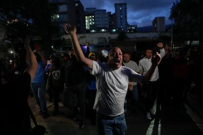 Partidarios del presidente Nicolás Maduro gritan a los partidarios de la oposición fuera de un centro de votación.