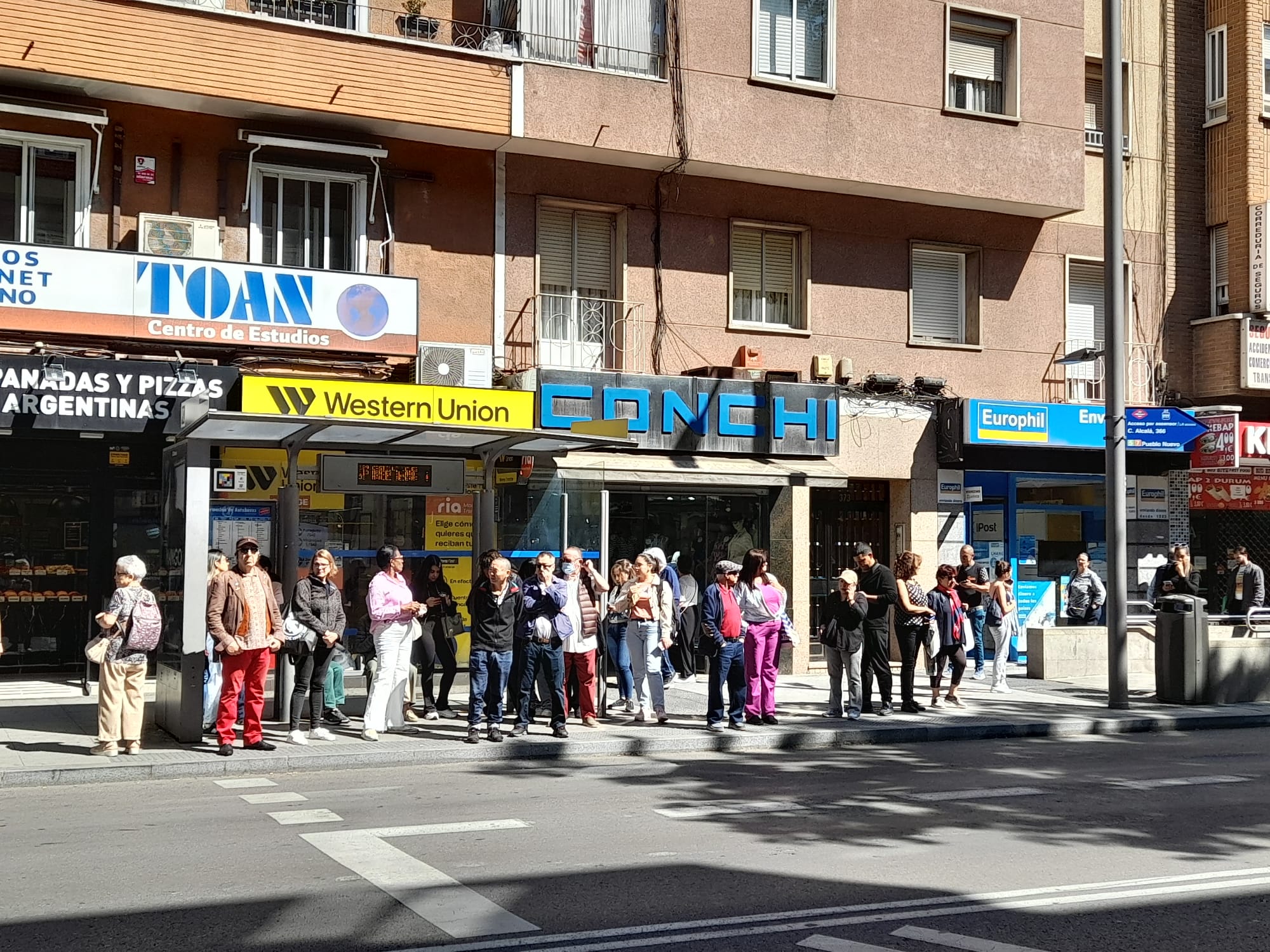 Pasajeros esperando al autobús en Pueblo Nuevo por el cierre del metro.