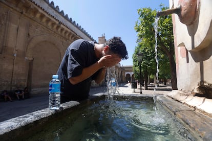 Un turista se refrescaba el sábado en una fuente en Córdoba.