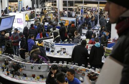 Consumidores se congregan en una de las tiendas de Best Buy, en Cambridge (Massachusetts).