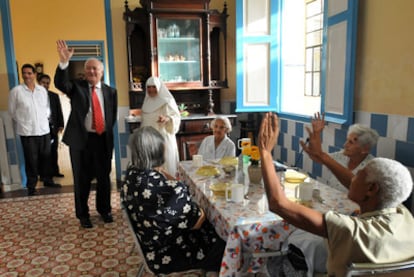 El ministro de Exteriores, Miguel Ángel Moratinos, saluda a residentes de un asilo de La Habana.