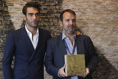 El actor y modelo Jon Kortajarena ha entregado hoy el Premio Lurra 2017 de Greenpeace a la película del Festival de Cine de San Sebastián que mejor defiende los valores medioambientales y la defensa del planeta.