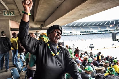 El estadio Orlando de Soweto, uno de los guettos del apartheid, ha acogido el servicio al que han acudido miles de personas para despedir a Winnie Mandela, el 11 de abril de 2018.