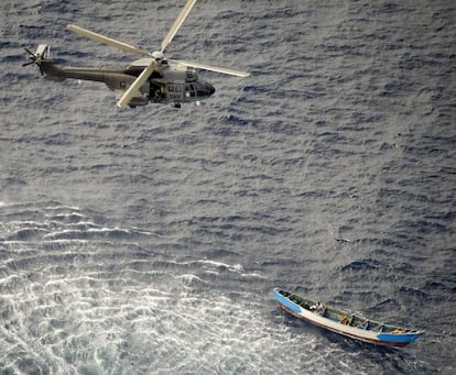 Evacuación de los tres supervivientes, dos hombres y una mujer, desde un helicóptero del Servicio de Búsqueda y Rescate (SAR), este lunes a más de 590 kilómetros al sur de El Hierro.