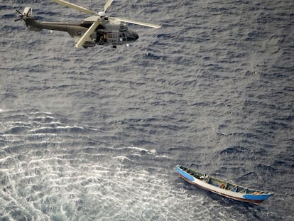 Evacuación de los tres supervivientes, dos hombres y una mujer, desde un helicóptero del Servicio de Búsqueda y Rescate (SAR), este lunes a más de 590 kilómetros al sur de El Hierro.