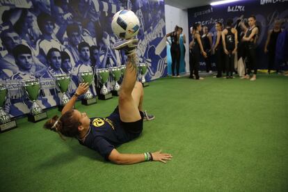 Paloma Puyol, campeona del mundo de freestyle, practica unas acrobacias con el balón antes de su exhibición en la inauiguración de la Donosti Cup.