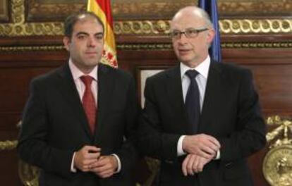 El ministro de Hacienda y Administraciones Públicas, Cristóbal Montoro (d), y el presidente de la Federación Nacional de Trabajadores Autónomos (ATA), Lorenzo Amor, durante  una reunión el pasado 6 de matyo en el Ministerio. EFE/Archivo