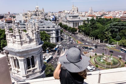 Otra buena opción para hacer fotos aéreas de Madrid está en la plaza de Cibeles: el antiguo Palacio de Correos, actual sede del Ayuntamiento, cuenta con una terraza abierta al público en la sexta planta y vistas de 360 grados desde un <a href="https://www.centrocentro.org/centrocentro/espacios/mirador-madrid" target="_blank">mirador de pago</a> (3 euros), en el octavo piso de la torre central, desde donde podremos contemplar los elegantes edificios triangulares de la confluencia entre la calle Alcalá y la Gran Vía. Un buen lugar para una pausa escenográfica entre visitas a museos y paseos de compras.