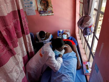 Un médico examina a una adolescente embarazada en un centro de salud de Nairobi, en Kenia, en noviembre de 2020, durante la pandemia de covid-19.
