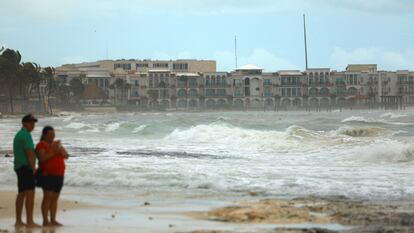 Transeúntes en Playa del Carmen, tras el paso del huracán, el 5 de julio.