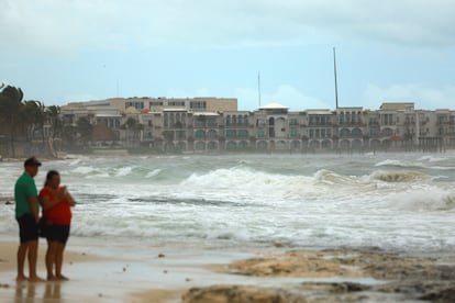 Transeúntes en Playa del Carmen, tras el paso del huracán, el 5 de julio.