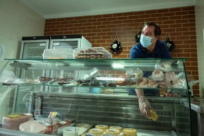 Paulo Monsarto, de 52 años, a punto de entregar un queso de la tierra en su tienda de Montalvo, Portugal.